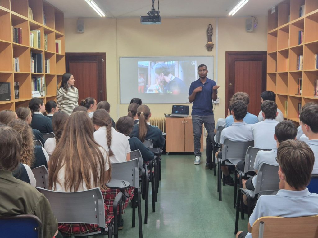 Addisu imparte una charla al alumnado del colegio Torrevelo-Peñalabra en 2026.